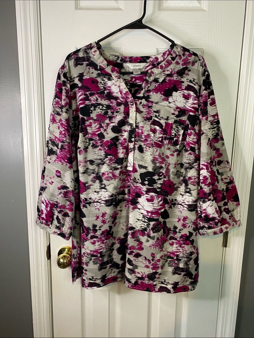 CJ Banks Magenta, Black and Cream Floral Tunic  V Neck Size 1X Top.